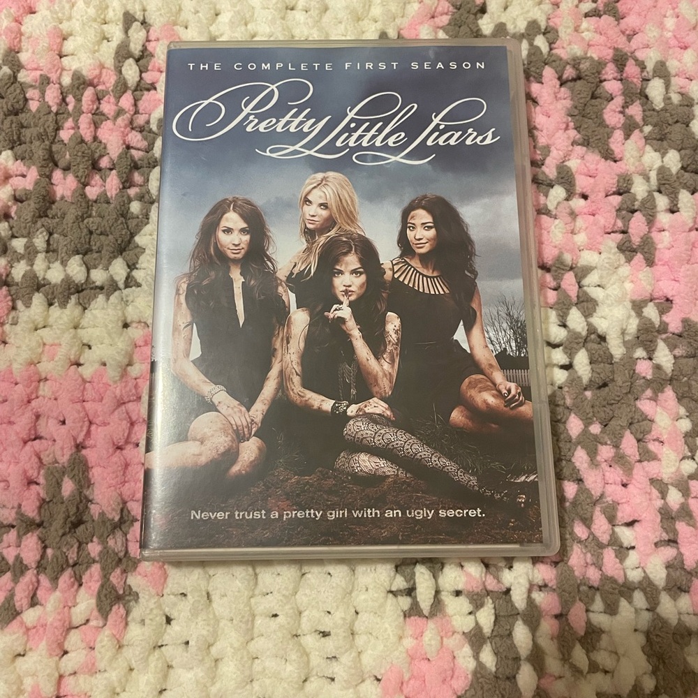 Pretty Little Liars: The Complete First Season DVD - Black/Gray Artwork